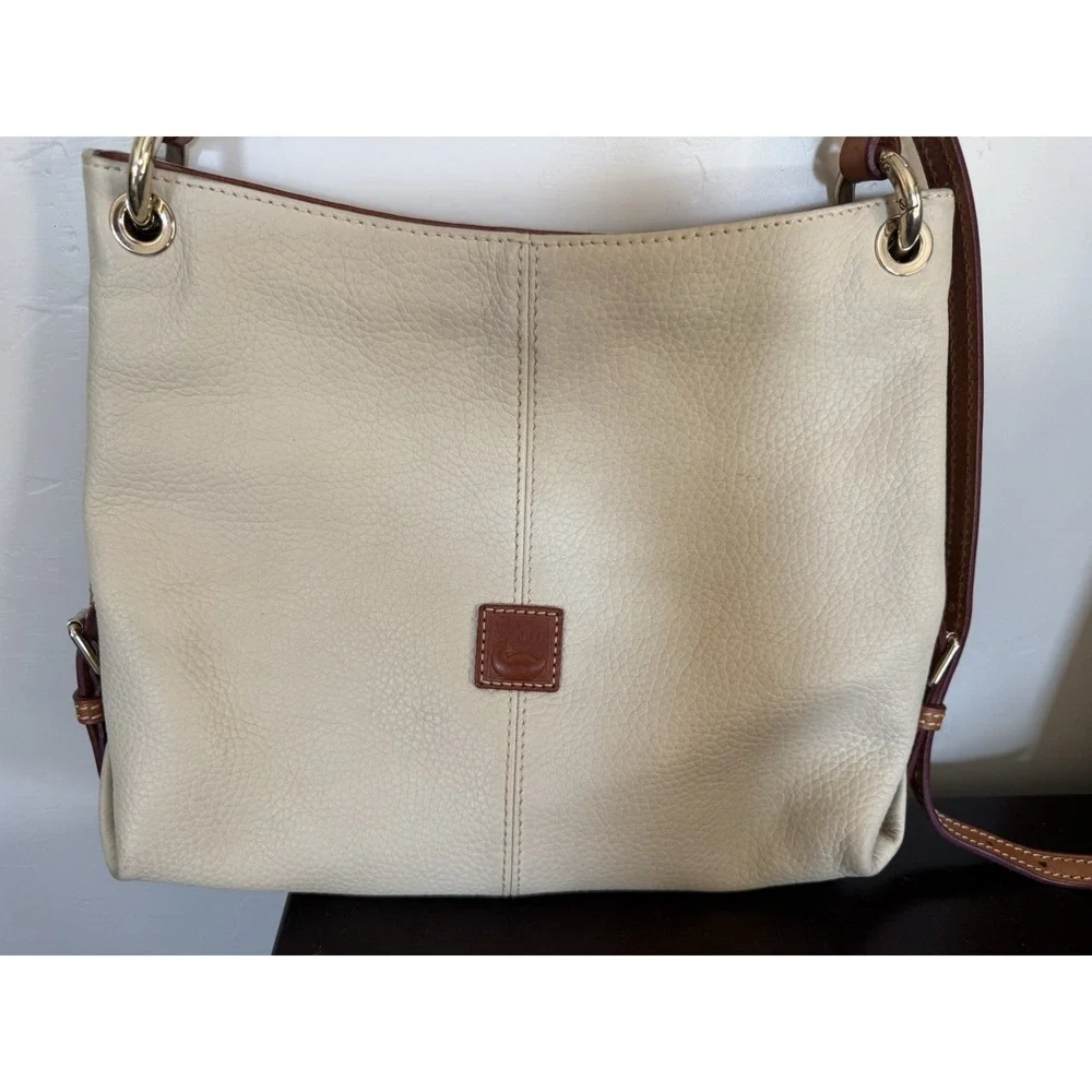 Dooney‎ And Bourke Beige Leather Shoulder Handbag Hobo Purse Red Lining Key Hold
